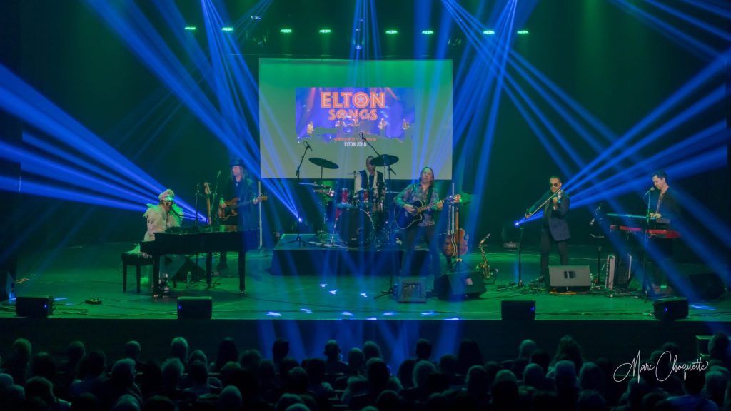 Photo du spectacle Elton Songs, lumières bleues-verts.
