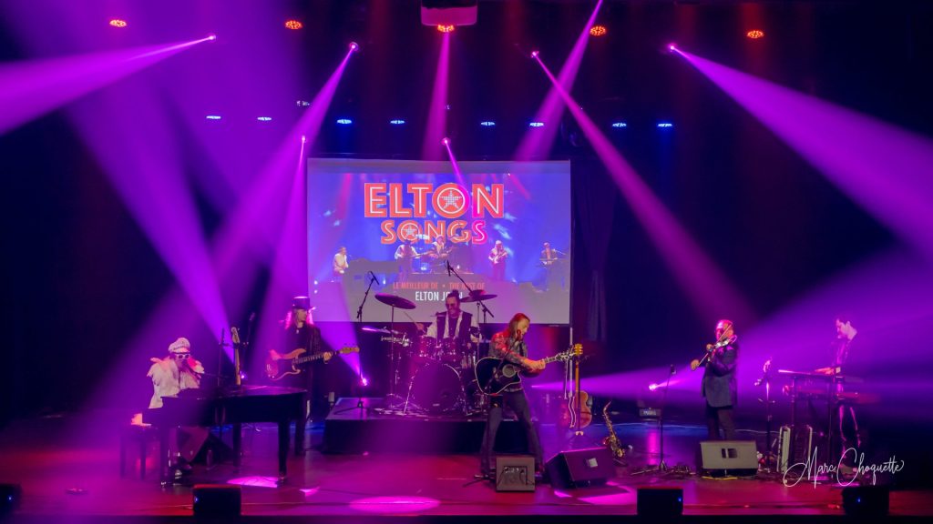 Photo du spectacle Elton Songs, lumières mauves.
