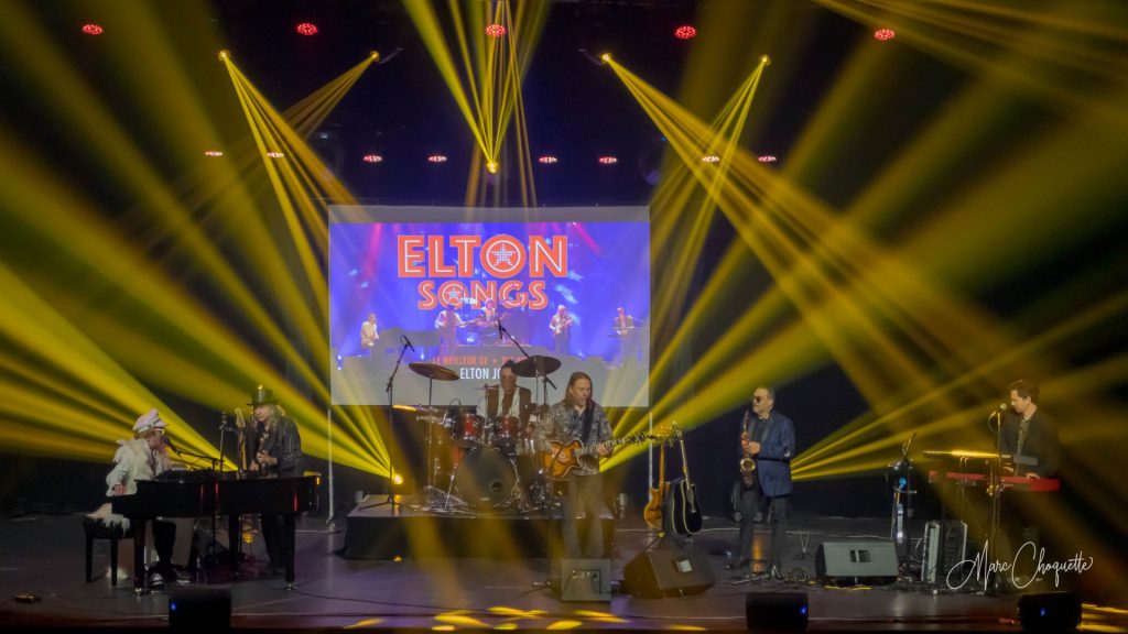 Photo du spectacle Elton Songs, lumières jaunes.