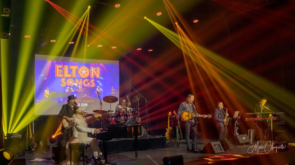 Photo du spectacle Elton Songs, lumières jaunes-rouges.