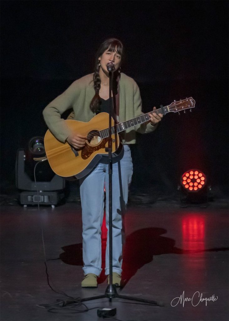 Photo de Charlotte Béland avec guitare