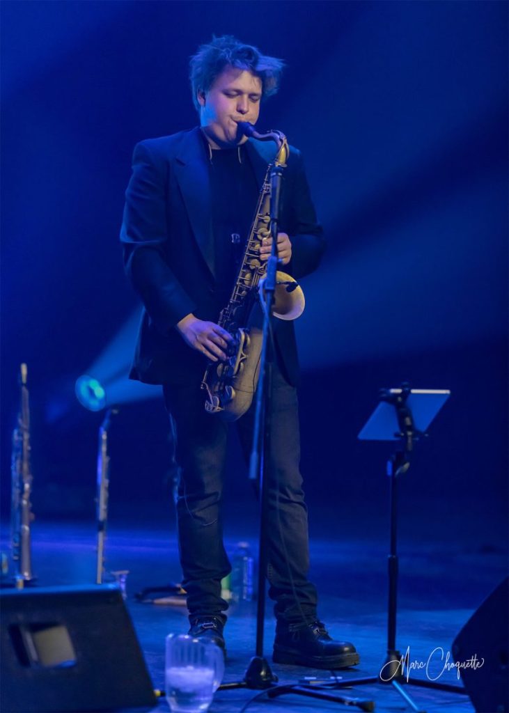 Homme qui joue le saxophone