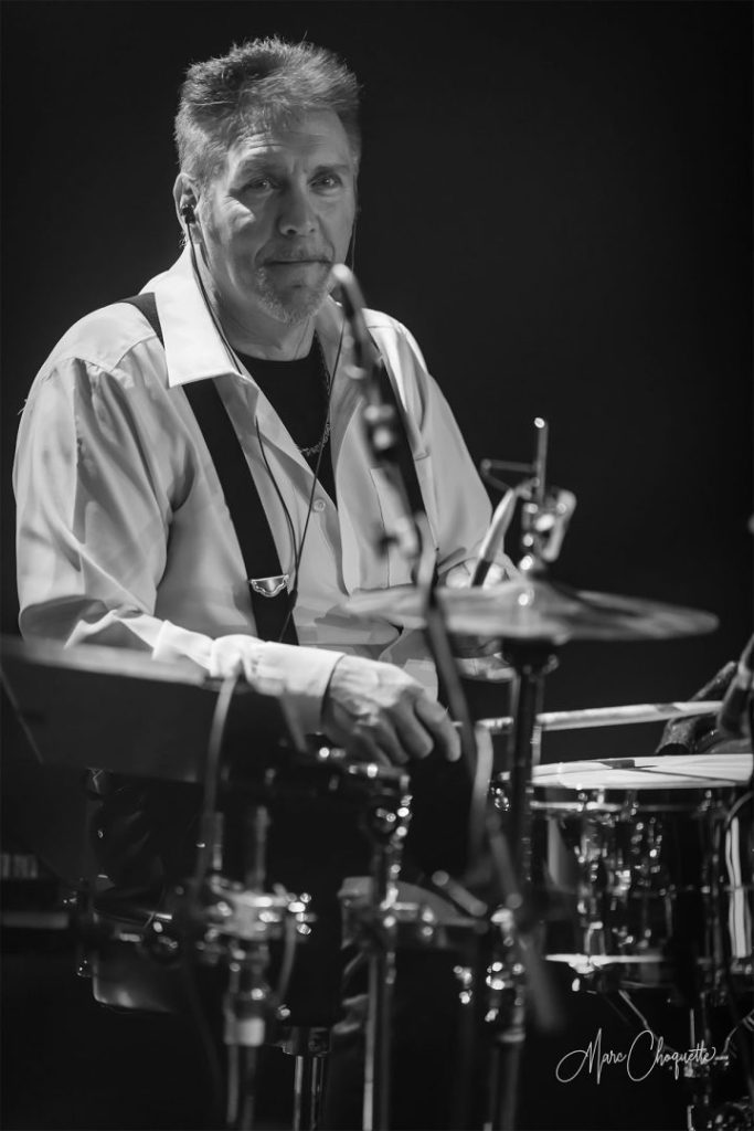 Le drummer de The Porters, photo noir et blanc