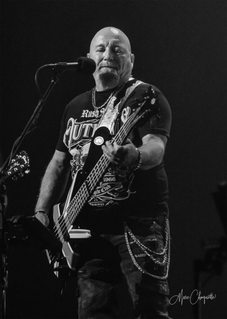 Bassiste du groupe Rocket, photo noir et blanc