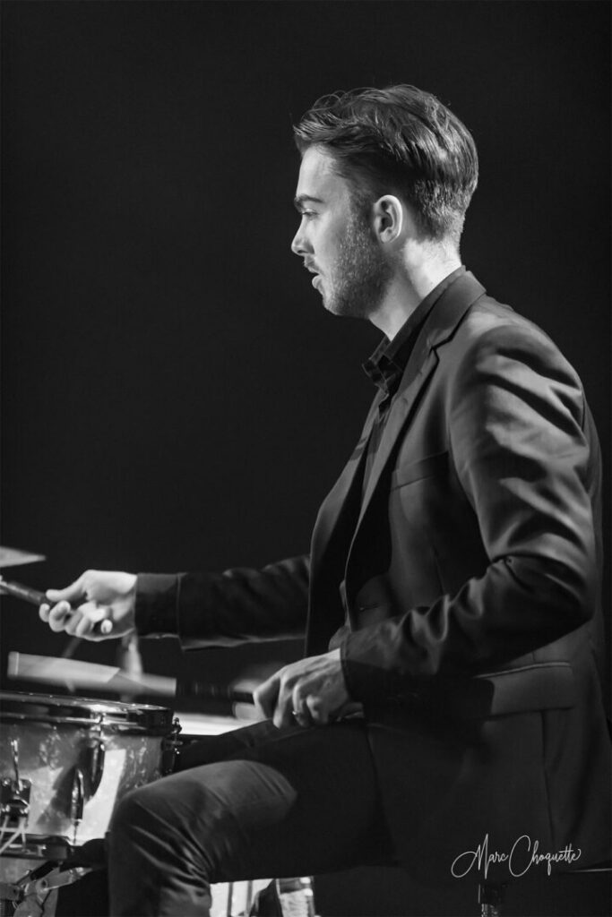 Drummer Israël Proulx, photo noir et blanc