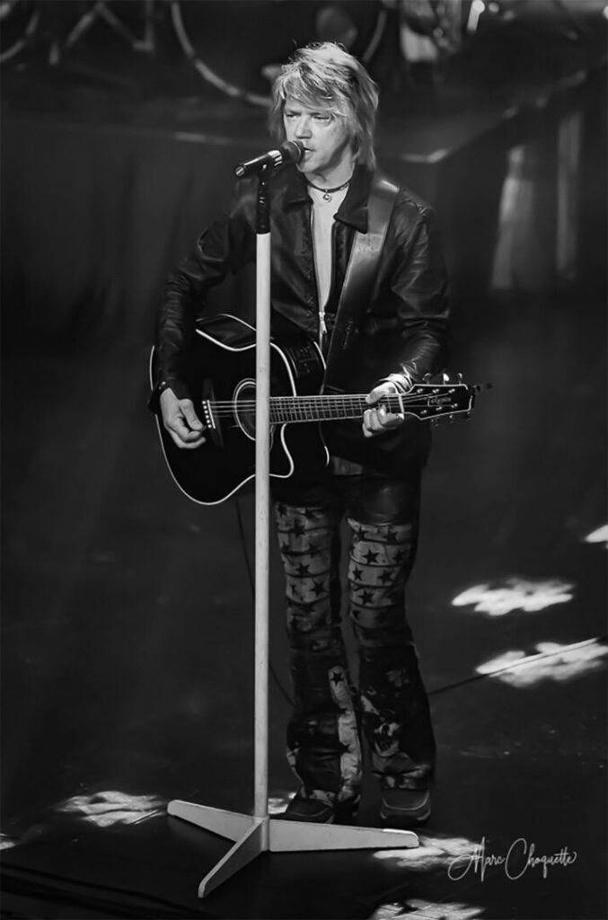 Chanteur / guitariste de Bon Jovi Xperience, photo noir et blanc