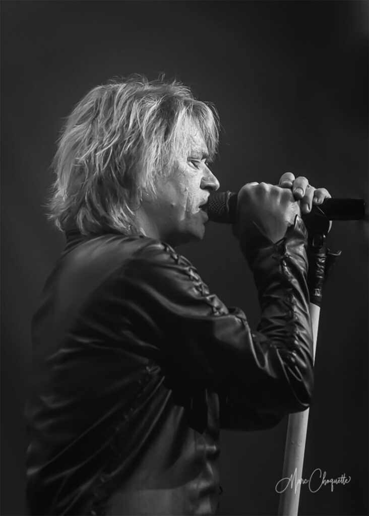 Chanteur de Bon Jovi Xperience, photo noir et blanc