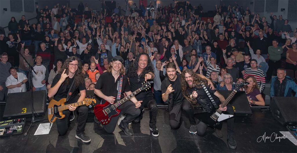 Photo groupe UNDERCOVER Legends of Rock avec les spectateurs