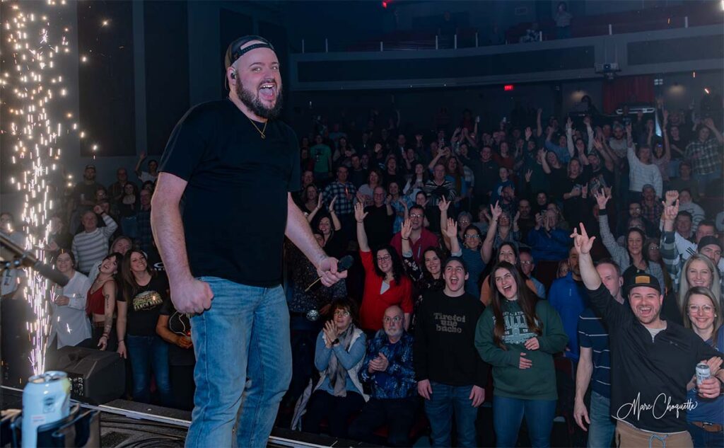 Phil Lauzon avec la foule en arrière-plan