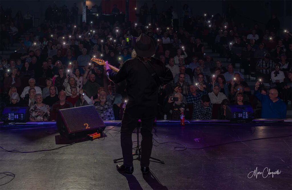 Paul Daraîche avec la foule en arrière-plan