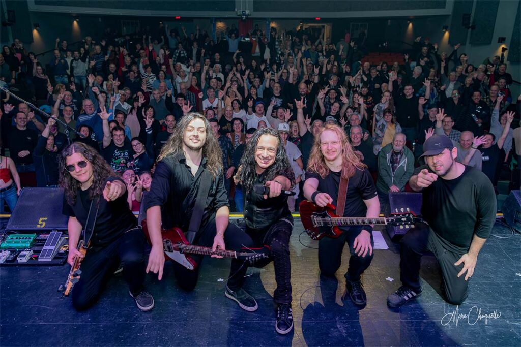 Photo du groupe UNDERCOVER Legends of Rock avec les spectateurs en arrière